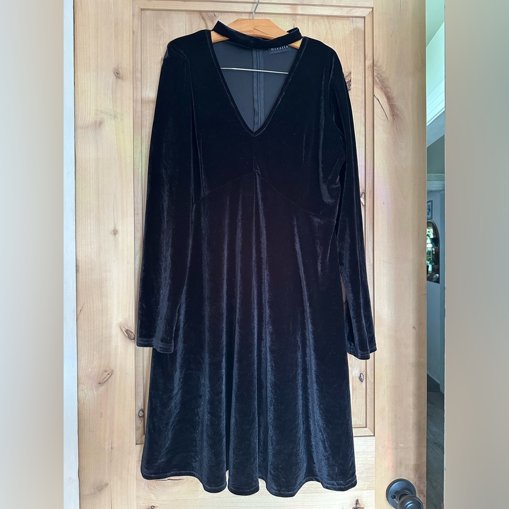 Elegant Black Velvet Long Sleeve Dress